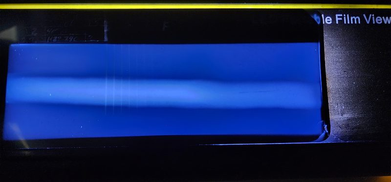 Filme radiográfico no negatoscópio LED com indicação de falta de fusão na junta soldada