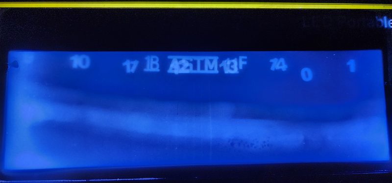 Filme radiográfico de solda com indicador de qualidade de imagem (IQI ASTM) e marcadores de posição no negatoscópio