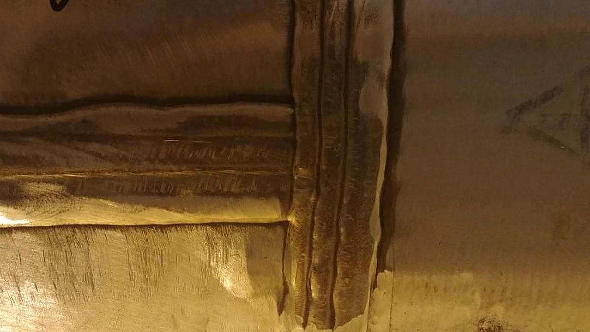 Junta soldada em chapa de aço vista a olho nu: a superfície parece íntegra