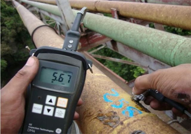 Medição de espessura por ultrassom com medidor DM4 apoiado em tubulação industrial